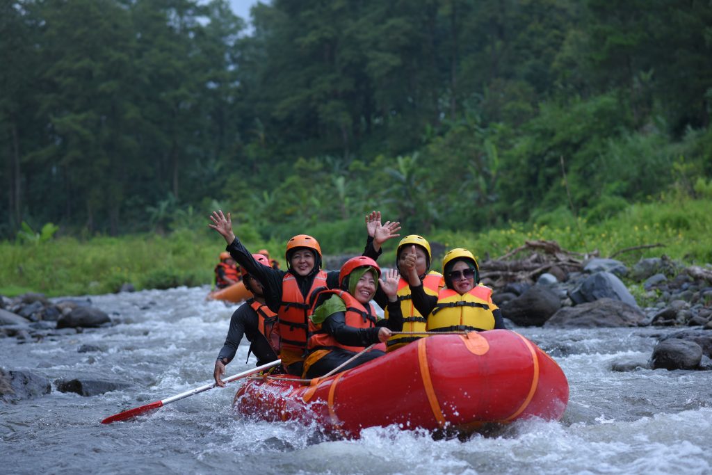 Rafting di kalisawah mengarungi sungai badeng hutang pinus songgon banyuwangi
