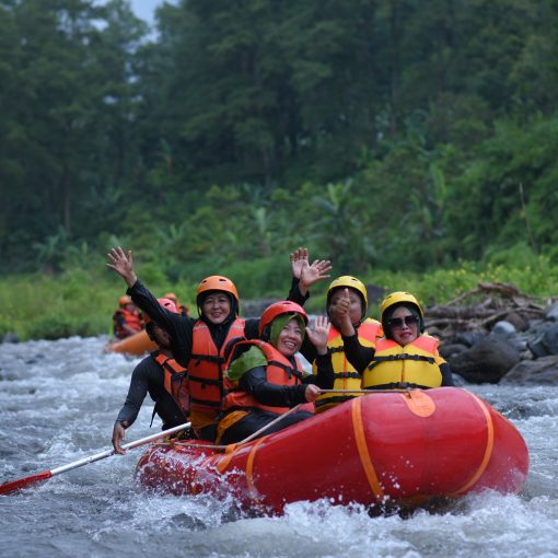 Rafting di kalisawah mengarungi sungai badeng hutang pinus songgon banyuwangi