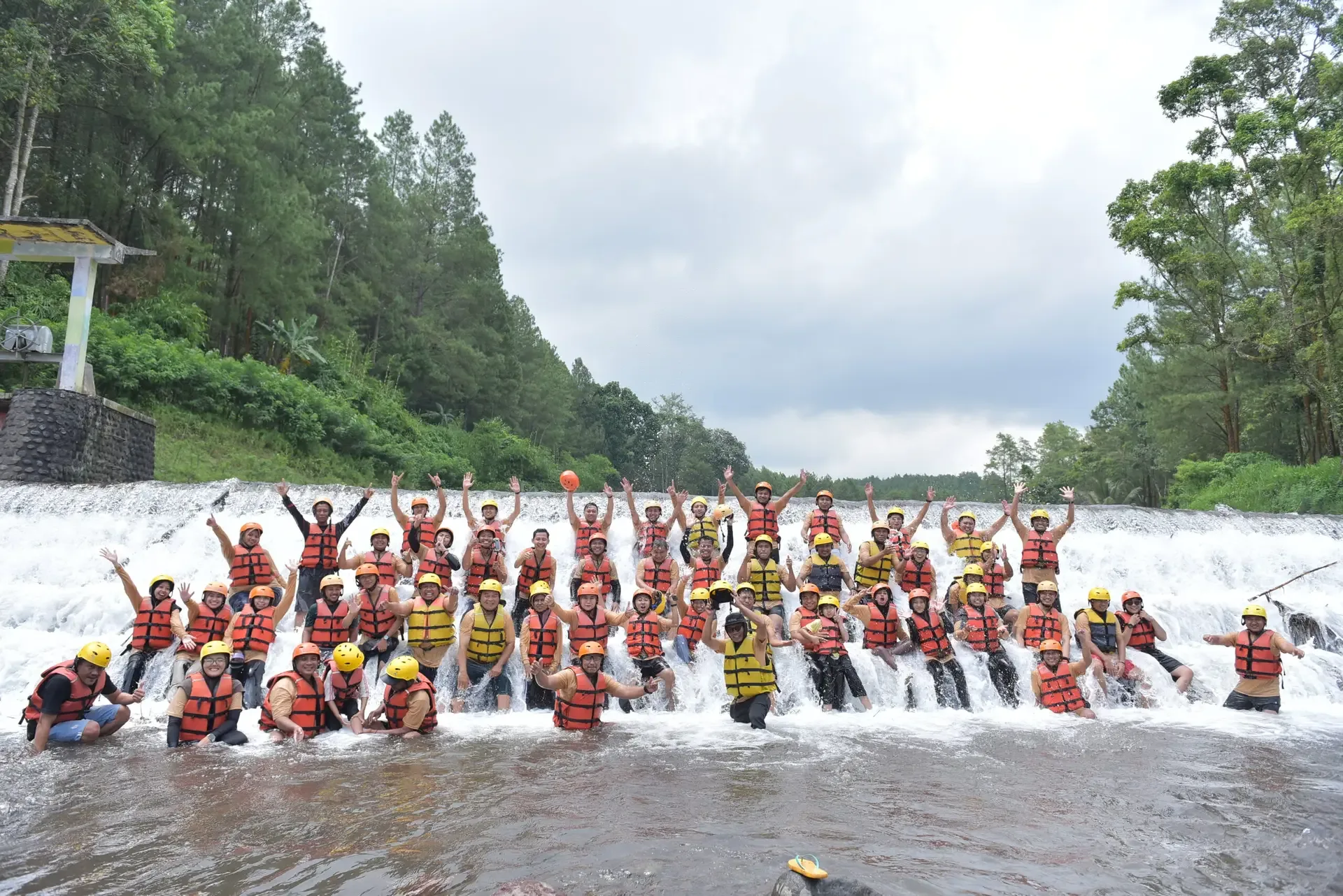Kebersamaan rombongan rafting di Kalisawah Adventure