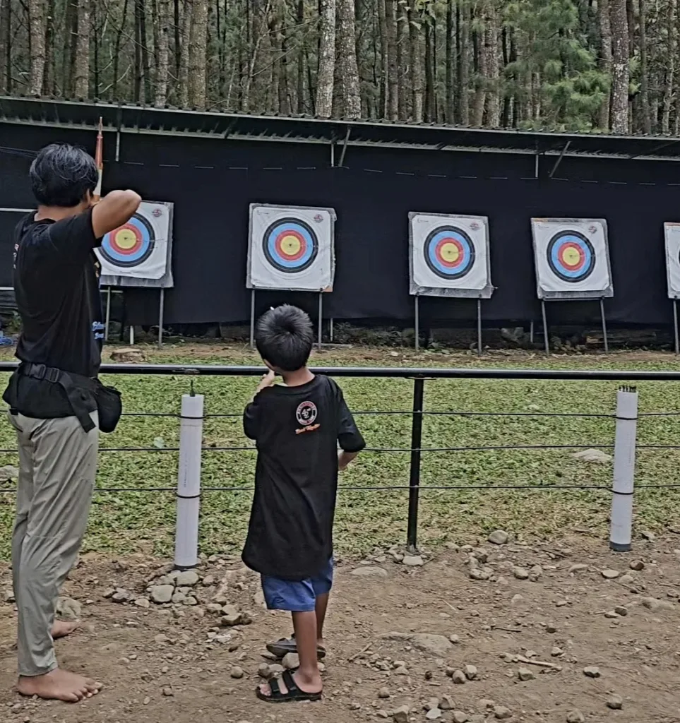 Peserta mengikuti Archery Experience – Panahan di Kalisawah Adventure Banyuwangi