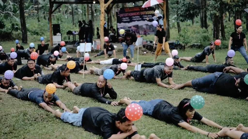 Peserta mengikuti Fun Outbound di Kalisawah Adventure Banyuwangi