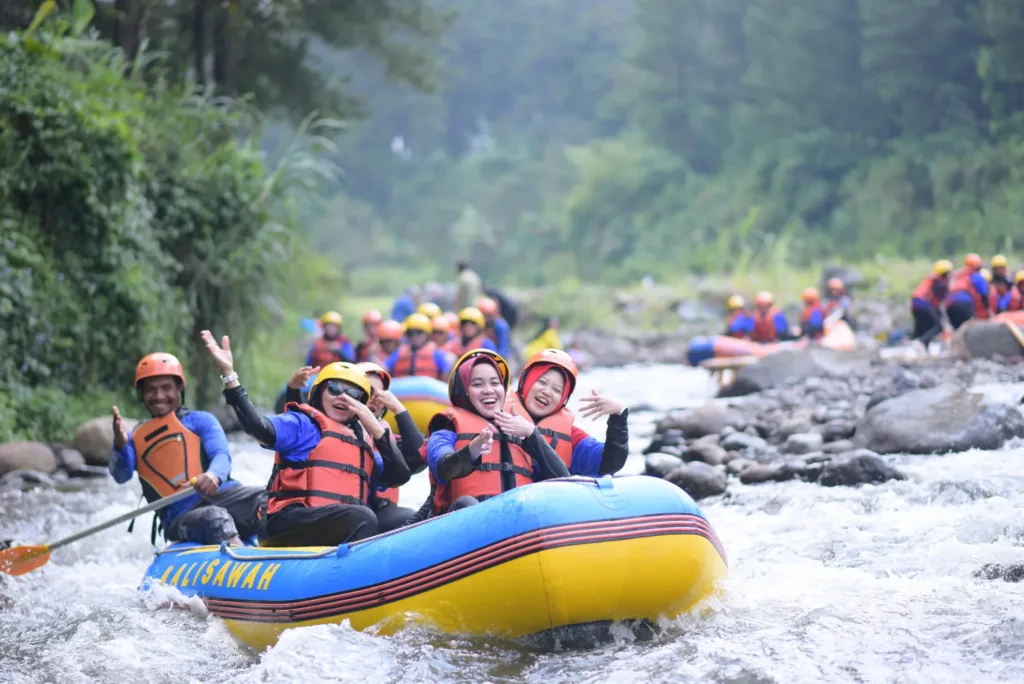 Aktivitas rafting setelah Fun Outbound di Kalisawah Adventure