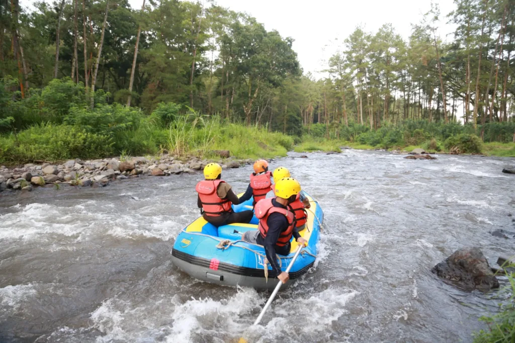 Peserta mengikuti Rafting Long trip di Sungai Badeng Kalisawah Banyuwangi