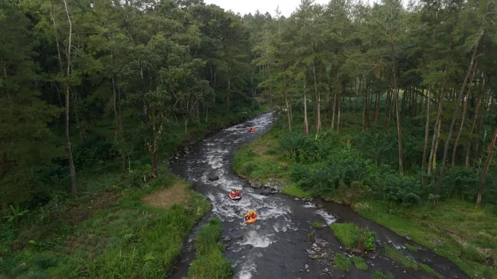 Peserta mengikuti Rafting Long trip di Sungai Badeng Kalisawah Banyuwangi